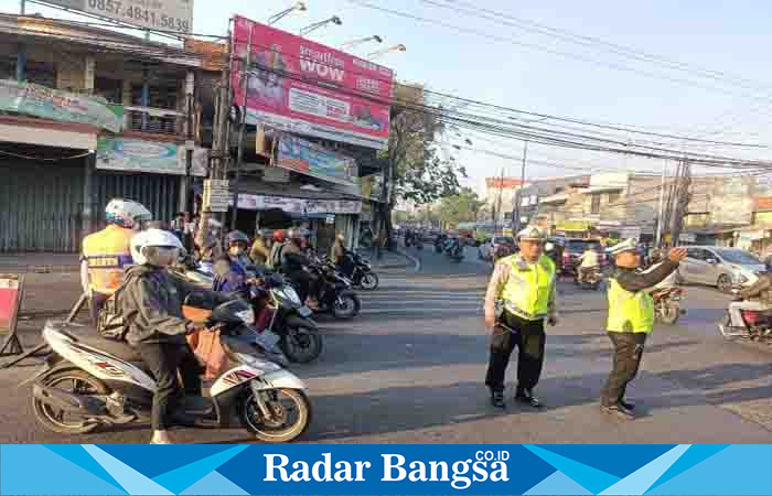 Polisi jaga sll lalulintas menjelang anak anak aktif sekolah,Senin (17/7) Di Sidoarjo (Foto : Rino Tutuko )