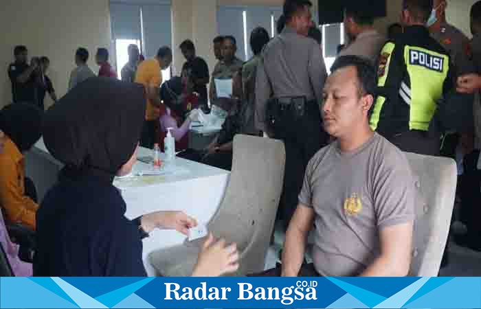 Anggota polresta lakukan cek kesehatan ,Kamis (6/7) di Polresta (Foto : Rino Tutuko )