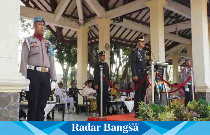 Kapolresta menjadi inspektur upacara dalam rangka hari jadi bhayangkara ke 77,Sebtu (1/7) Di Alun alun (Foto : Rino Tutuko )