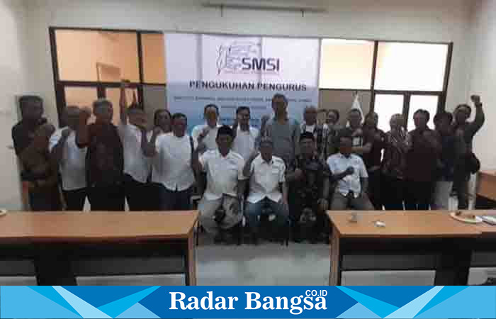 Ketua SMSI Provinsi Jawa Timur mengukuhkan tiga kepengurusan, pada SMSI Kota Surabaya, SMSI Kabupaten Gresik dan SMSI Kabupaten Jember di Aula A. Aziz kantor PWI Jawa Timur, Jalan Taman Apsari No. 15-17 Kota Surabaya, Jumat  28/7/2023