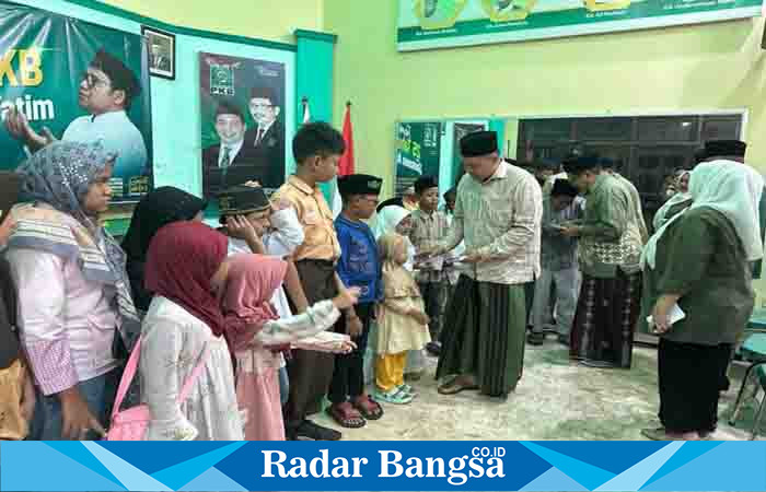 (DPC PKB) Kota Surabaya menggelar Tasyakuran Hari Lahir (Harlah) ke-25 Tahun PKB di Kantor DPC PKB Surabaya, kawasan Ketintang, Jumat malam (28/7/2023).