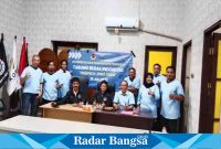 Pengurus Provinsi Tarung Bebas Indonesia Jatim periode 2023-2027 berpose bersama Ketum TBI, Titin dan Ketua Dewan Penasihat, Teguh (tengah) siap cetak atlet handal berprestasi (Foto : Dok Pribadi Aria Duta)