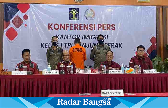  Konferensi Pers Kantor Imigrasi Kelas I TPI Tanjung Perak kasus WN Malaysia