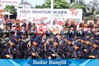  Gubernur Jatim, Khofifah Indar Parawansa dalam rangkaian upacara peringatan Hari Bhayangkara ke-77 di Gedung Negara Grahadi