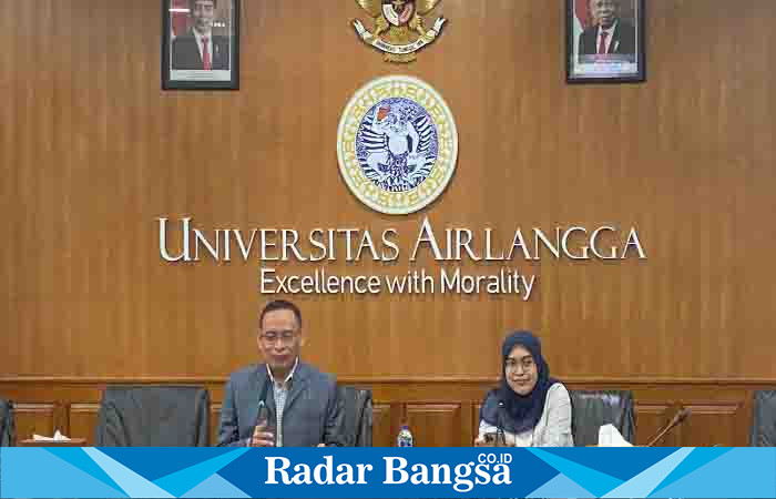 Rektor Unair, Prof Nasih (tengah) bersama 7 Guru Besar baru Unair (ki-ka) dalam Konpers Pra Pengukuhan Gubes di Balai RUA, Kampus C Unair (Dok foto uniar for RadarBangsa.co.id)