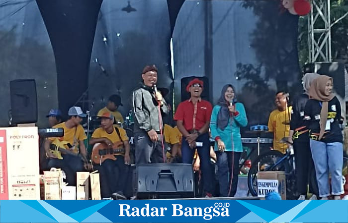 Antox Prapungka Jaya, SE., MM Anggota Fraksi Partai NasDem DPRD Kabupaten Kediri dan Kades Banyakan, Inti Wahyuni saat acara Jalan Santai di Dusun Selotopeng (foto: Hikam)