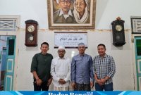 Foto: (Kiri) Bpk. Tanto wibisono
(Baju putih) KH. Abdussalam Shohib (Baju biru) Gus Aam dan
(Kanan) Zulfikar D Nuary saat berfoto bersama. (Dok. Ganjarist Jatim)