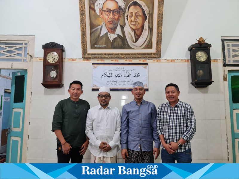 Foto: (Kiri) Bpk. Tanto wibisono
(Baju putih) KH. Abdussalam Shohib (Baju biru) Gus Aam dan
(Kanan) Zulfikar D Nuary saat berfoto bersama. (Dok. Ganjarist Jatim)