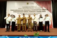 Bupati Bondowoso Menyerahkan Surat Keputusan (SK) Pengangkatan Pegawai Pemerintah dengan Perjanjian Kerja (PPPK )Formasi Tahun 2022 dilingkungan Pemerintah Daerah Kabupaten Bondowoso.(Foto) Sukri.