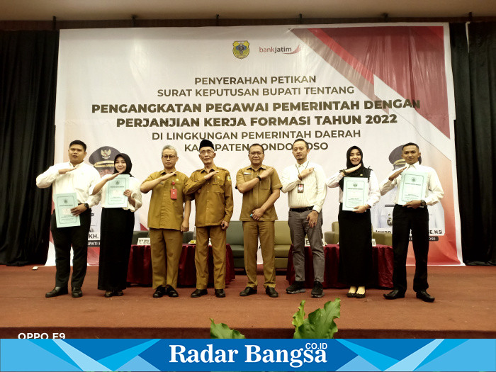 Bupati Bondowoso Menyerahkan Surat Keputusan (SK) Pengangkatan Pegawai Pemerintah dengan Perjanjian Kerja (PPPK )Formasi Tahun 2022 dilingkungan Pemerintah Daerah Kabupaten Bondowoso.(Foto) Sukri.