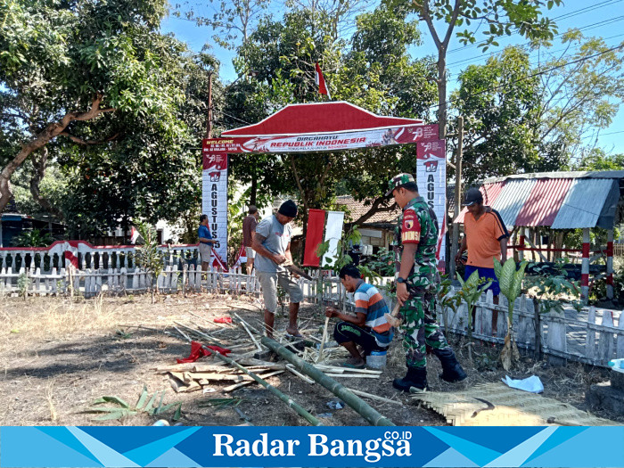 Menyambut Hari Kemerdekaan RI yang jatuh pada 17 Agustus 2023, Babinsa Koramil 0822/11 Tapen, Sertu Lolok Sugianto kerja bakti pemasangan bendera dan umbul-umbul, bersama warga Dusun Krajan Rt. 04/Rw. 01 Desa Tapen Kecamatan Tapen Kabupaten Bondowoso, Rabu (2/8/2023).
