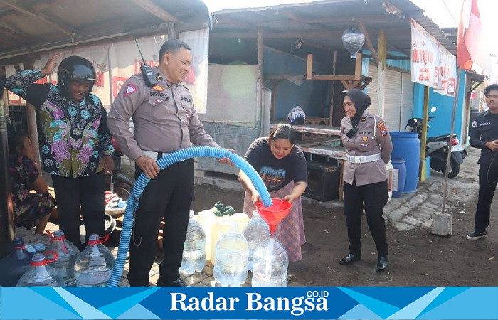 Polresta salurkan bantuan air bersih (Kamis 3/8) (Foto : Radarbangsa)