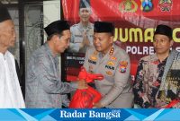 Kapolresta berbagi dijumat berkah, Jumat (4/8) di Tanggulangin (Foto : Rino Tutuko )