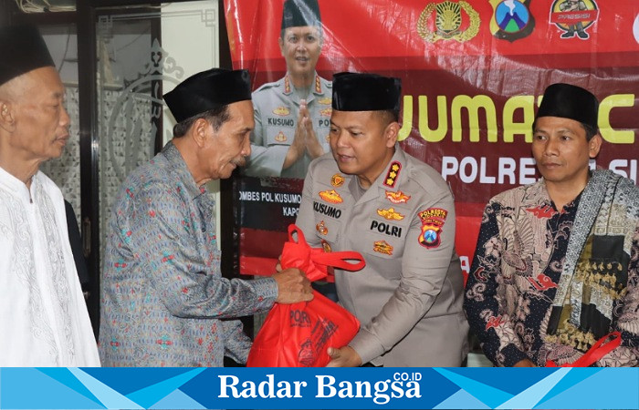 Kapolresta berbagi dijumat berkah, Jumat (4/8) di Tanggulangin (Foto : Rino Tutuko )