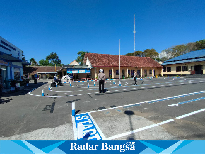 Polres Bondowoso telah mengubah sirkuit atau lintasan ujian praktik Surat Izin Mengemudi (SIM) C dari yang sebelumnya berbentuk angka 8, kini telah berubah menjadi huruf S.