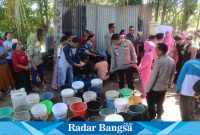 Polres Bondowoso bekerja sama dengan BPBD Kabupaten Bondowoso memberikan bantuan air bersih kepada masyarakat, seperti di daerah Desa Purnama Kecamatan Tegalampel Kabupaten Bondowoso, Kamis 10/08 2023. 
