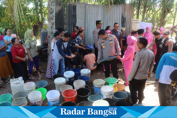 Polres Bondowoso bekerja sama dengan BPBD Kabupaten Bondowoso memberikan bantuan air bersih kepada masyarakat, seperti di daerah Desa Purnama Kecamatan Tegalampel Kabupaten Bondowoso, Kamis 10/08 2023. 
