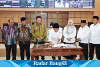 Penanda tanganan Nota kesepakatan KUA-PPAS di Ruang Rapat Paripurna Gedung DPRD Lamongan, Kamis (10/8/2023).