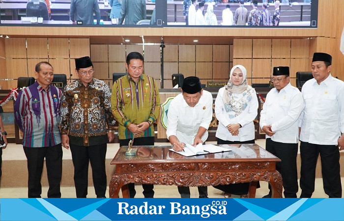 Penanda tanganan Nota kesepakatan KUA-PPAS di Ruang Rapat Paripurna Gedung DPRD Lamongan, Kamis (10/8/2023).