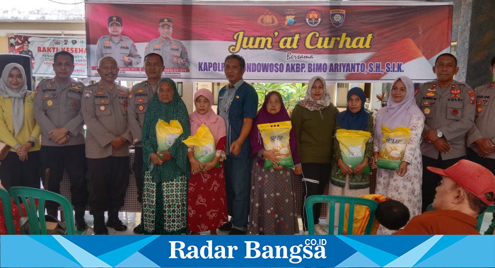 Untuk mendekatkan anggota Kepolisian dengan Masyarakat Polres Bondowoso adakan Program Jumat Curhat. (Foto)Sukri.
