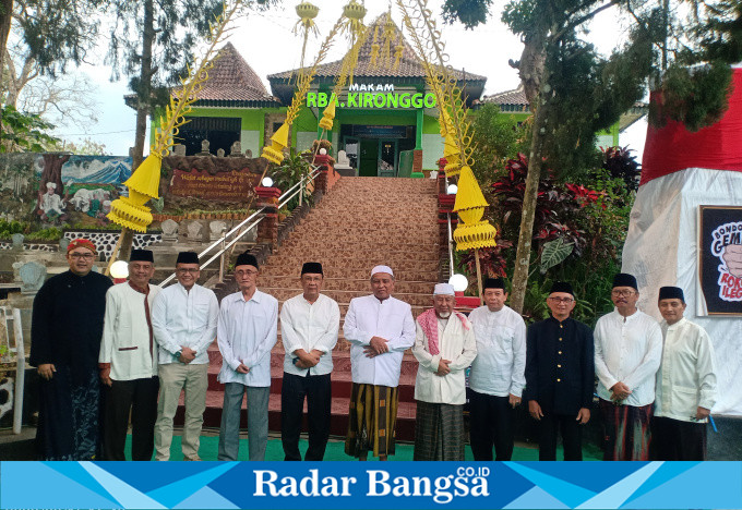 Dalam rangka peringatan Hari Jadi Bondowoso (Harjabo) yang ke-204, Pemerintah Kabupaten (Pemkab) Bondowoso menggelar tasyakuran tumpengan di makam Ki Ronggo, Selasa 15/8/2023,(Foto)Sukri.