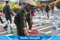 memperingati HUT ke-78 RI prajurit Yonif Raider 514 melaksanakan kegiatan ziarah di Taman Makam Pahlawan (17/8/2023).