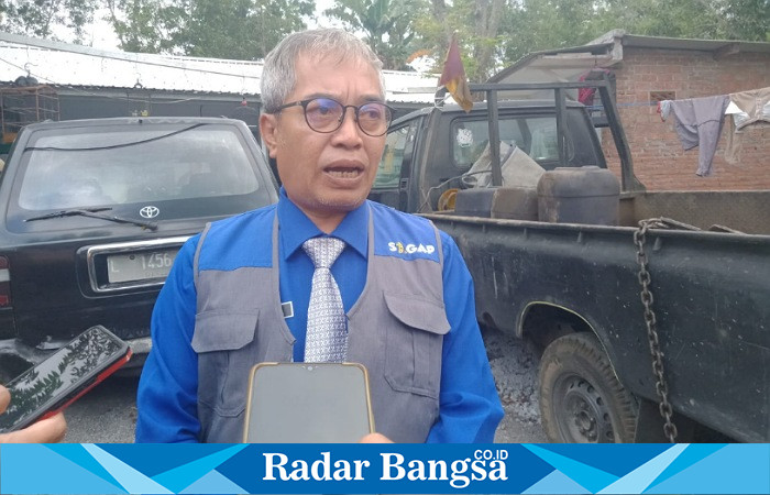 Koordinator pengawasan dan Pengendalian (WASDAL) Dinas Penanaman Modal dan Pelayanan Terpadu Satu Pintu (DPMPTSP) Kabupaten Lumajang, Yusuf, ketika dikonfirmasi sejumlah awak media terkait kedatangannya ke Asphalt Mixing Plant (AMP) PT. Gorip Nanda Guna grup, di lokasi, Selasa (22/8). (DokRiyaman/Radarbangsa.co.id).