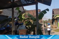 Para Kader Partai NasDem sedang melakukan Baksos di rumah Suprihatin (foto: Hikam)