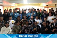 Puluhan Pendekar dari berbagai perguruan silat berfoto bersama (foto: Rurin)