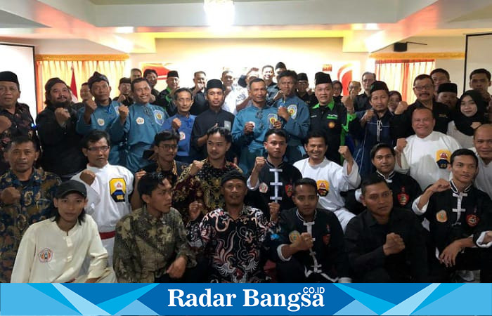 Puluhan Pendekar dari berbagai perguruan silat berfoto bersama (foto: Rurin)