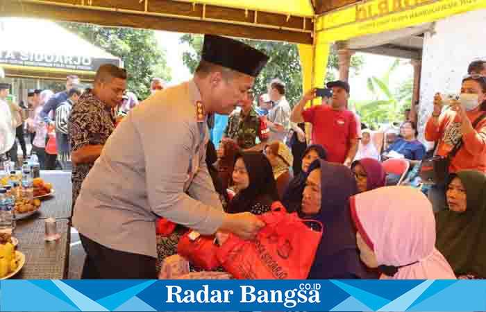 Kapolresta bagi sembako,jumat (11/8) di Cangkring (Foto:RadarBangsa)