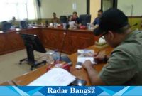 Kayan memberikan tangapan pada perwakilan pendemo ,Senin (14/8) Di Gedung Dewan (Foto : Radarbangsa)