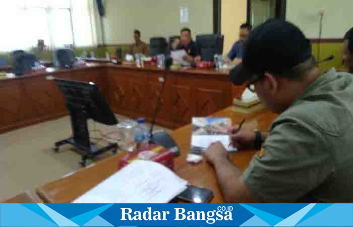 Kayan memberikan tangapan pada perwakilan pendemo ,Senin (14/8) Di Gedung Dewan (Foto : Radarbangsa)