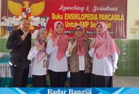 Narasumber sosialisasi dan launching buku ensiklopedia Pancasila di SMPN 1 Wates (foto:Hikam)