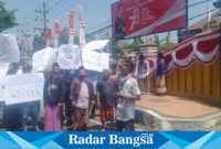 Aksi Demo didepan Kantor Kejaksaan Negeri Bangkalan