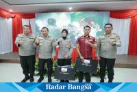  Kapolda Jatim Irjen Pol,Dr.Toni Hermanto,M.H foto bersama Kapolres Bangkalan