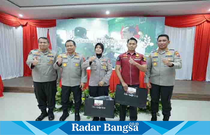  Kapolda Jatim Irjen Pol,Dr.Toni Hermanto,M.H foto bersama Kapolres Bangkalan