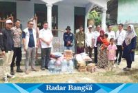 Kades Muara Cikadu, kecamatan Sindangbarang, kabupaten Cianjur, provinsi Jawa Barat Surahman. S. Pd bersama perangkat desa di dampingi ketua umum APDESI kabupaten Cianjur dan Bhabinkamtibmas Bribka Jajat serahkan bantuan kemanusiaan atas insiden kebakaran rumah Yahya Mukabar (41). (Dok photo RadarBangsa.co.id/AE Nasution)