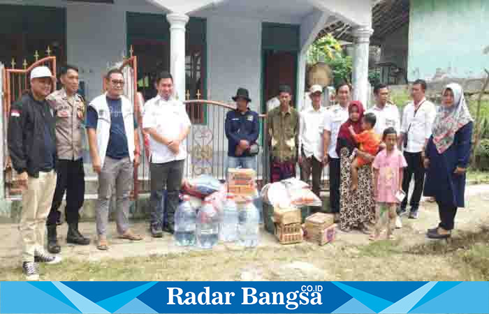 Kades Muara Cikadu, kecamatan Sindangbarang, kabupaten Cianjur, provinsi Jawa Barat Surahman. S. Pd bersama perangkat desa di dampingi ketua umum APDESI kabupaten Cianjur dan Bhabinkamtibmas Bribka Jajat serahkan bantuan kemanusiaan atas insiden kebakaran rumah Yahya Mukabar (41). (Dok photo RadarBangsa.co.id/AE Nasution)