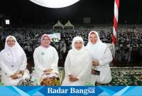 Suasana Tabligh Akbar berdama Al-Habib Umar bin Hafidz di Stadion Gelora Joko Samudro, Gresik