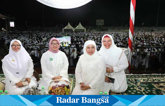 Suasana Tabligh Akbar berdama Al-Habib Umar bin Hafidz di Stadion Gelora Joko Samudro, Gresik