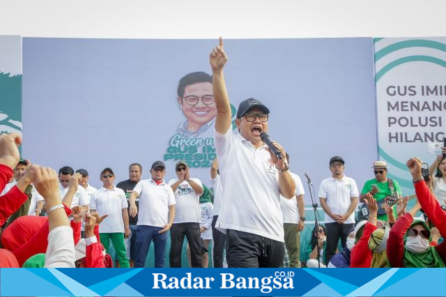 Ketua Umum Partai Kebangkitan Bangsa (PKB) Abdul Muhaimin Iskandar menghadiri Green Walk dan Jalan Sehat bersama ribuan warga Bekasi di Lapang Multiguna, Kota Bekasi, Minggu (27/8/2023).