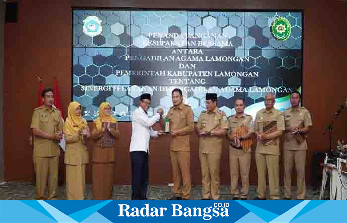 Bupati Lamongan Yuhronur Efendi, MoU antara Pengadilan Agama dengan Pemkab Lamongan bersama enam dinas di Command Center, Lt. 3 Pemda Lamongan, Senin (7/8/2023)