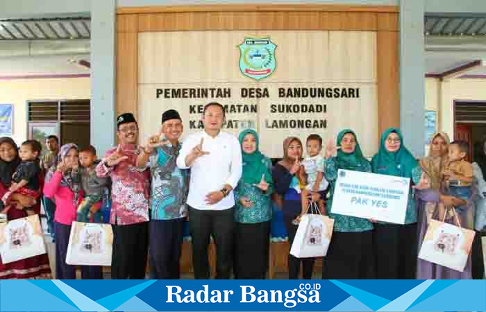 Bupati Lamongan Yuhronur Efendi dalam kegiatan penyerahan simbolis orang tua asuh 11 balita stunting Desa Bandungsari Kecamatan Sukodadi, Sabtu (12/8/2023).