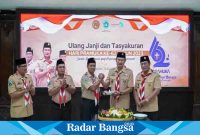 Bupati Lamongan selaku Pembina Ketua Majelis Pembimbing Cabang (Mabicab) Lamongan Yuhronur Efendi saat melakukan upacara ulang janji Pramuka ke 62 dan potong tumpeng di Pendopo Lokatantra, (13/8) malam.