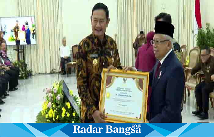 Bupati Lamongan Yuhronur Efendi  saat menerima secara langsung penghargaan,  di Aula Istana Wakil Presiden Jakarta, Senin (14/8)