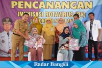 Pemerintah Kabupaten Lamongan bersama Dinas Kesehatan Kabupaten Lamongan melaksanakan vaksin rotavirus serentak, Selasa (15/8) di Pendopo Kecamatan Lamongan.