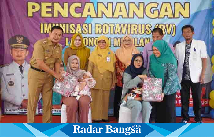 Pemerintah Kabupaten Lamongan bersama Dinas Kesehatan Kabupaten Lamongan melaksanakan vaksin rotavirus serentak, Selasa (15/8) di Pendopo Kecamatan Lamongan.