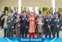  Bupati Lamongan Yuhronur Efendi mengenakan baju daerah Palembang pada Hari Ulang Tahun Ke-78 Kemerdekaan RI di Alun-Alun Kabupaten Lamongan, Kamis (17/8).