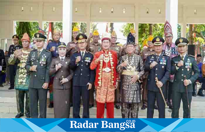  Bupati Lamongan Yuhronur Efendi mengenakan baju daerah Palembang pada Hari Ulang Tahun Ke-78 Kemerdekaan RI di Alun-Alun Kabupaten Lamongan, Kamis (17/8).